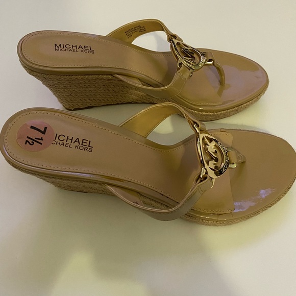 MICHAEL KORS WOMEN'S THONG WEDGE SANDALS SIZE 7.5 BEIGE W/GOLD LOGO - Picture 3 of 11